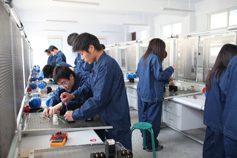 南陽工業(yè)學(xué)校學(xué)生實(shí)習(xí)