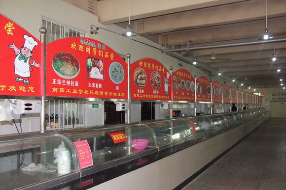 南陽工業(yè)學(xué)校干凈整潔的餐廳