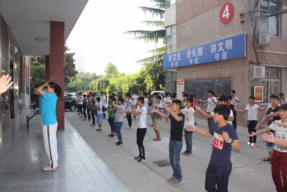 南陽工業(yè)學(xué)校學(xué)生作健美操