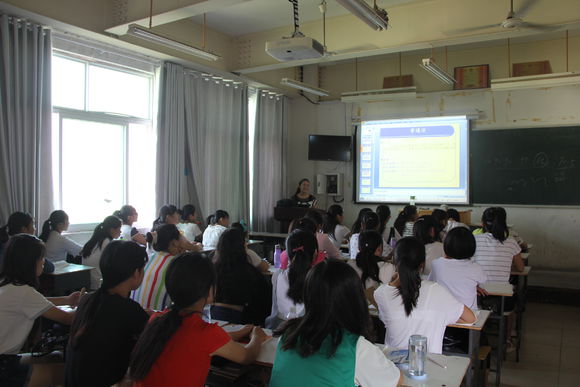 南陽工業(yè)學(xué)校新生學(xué)習(xí)普通話