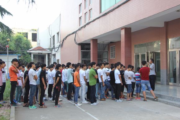 南陽工業(yè)學(xué)校機(jī)電實習(xí)安全教育