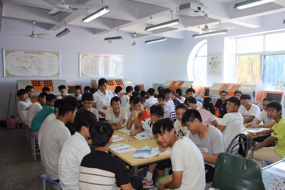 南陽工業(yè)學(xué)校數(shù)控一體化教室