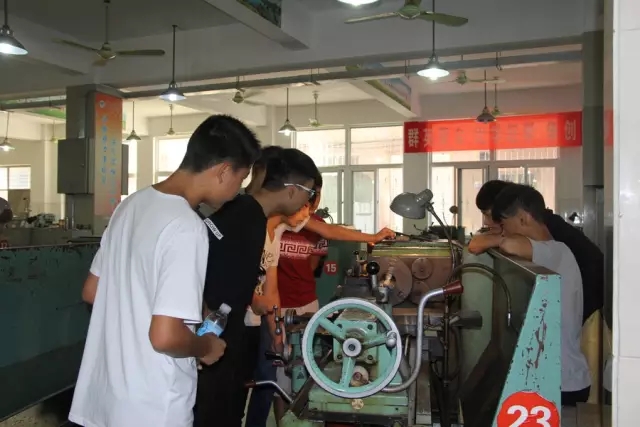 機(jī)電普通車床實習(xí)