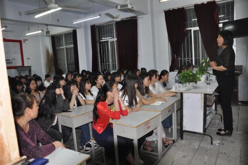 南陽工業(yè)學生班會