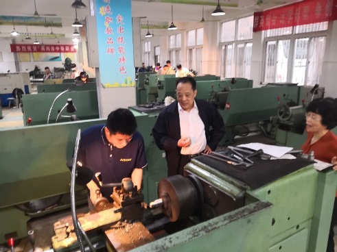 南陽工業(yè)學(xué)校郭堅(jiān)校長