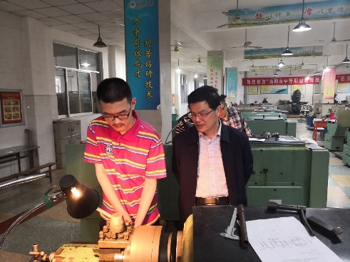 南陽工業(yè)學(xué)校郭堅(jiān)校長