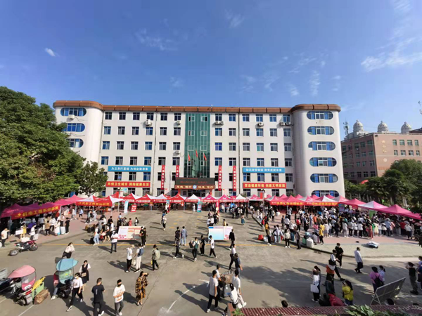 南陽工業(yè)學(xué)校2021新生報到