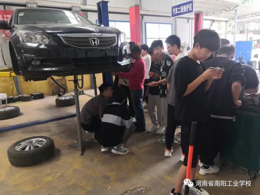南陽工業(yè)學(xué)校汽車系學(xué)生校內(nèi)競(jìng)賽照片
