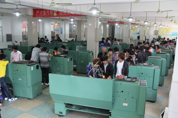 南陽(yáng)工業(yè)學(xué)校車(chē)床